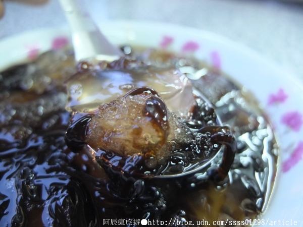 山里愛玉冰：【美食特搜。台南中西區】山里愛玉冰。天然愛玉果實製成愛玉凍 台南東門圓環旁的小冰攤