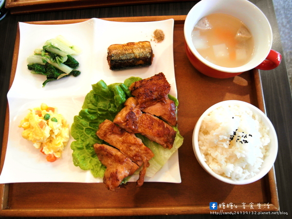 Red coffee&food:〖台中│美食〗Red coffee 對的咖啡 ❤ 強力推薦焗烤米麵,層次豐富,Q彈美味,店內還有提供比利時鬆餅、簡餐、輕食、鍋物及各式飲品唷!!