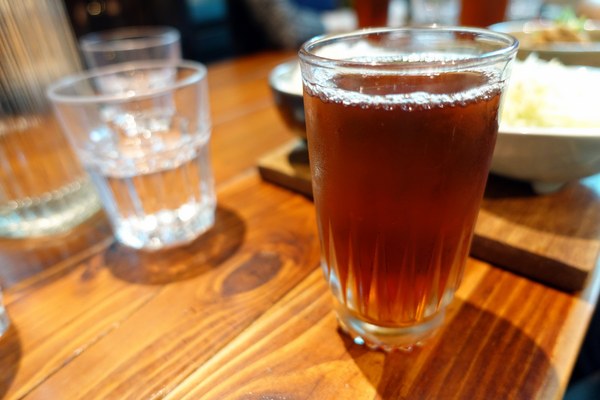 特有種商行：(胖樺食記)捷運忠孝新生站推薦咖啡廳「特有種商行Realguts」，文青風格電影雜貨店品嘗叉燒飯/不收一成/WIFI/不限時