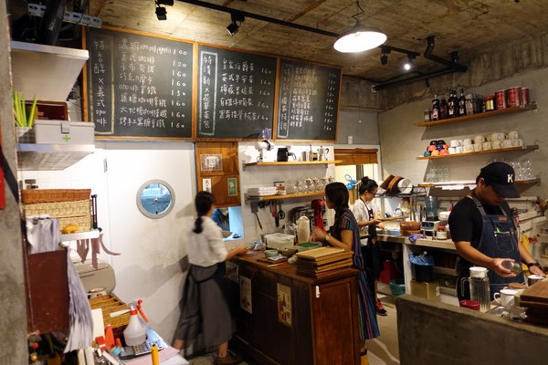 特有種商行：(胖樺食記)捷運忠孝新生站推薦咖啡廳「特有種商行Realguts」，文青風格電影雜貨店品嘗叉燒飯/不收一成/WIFI/不限時