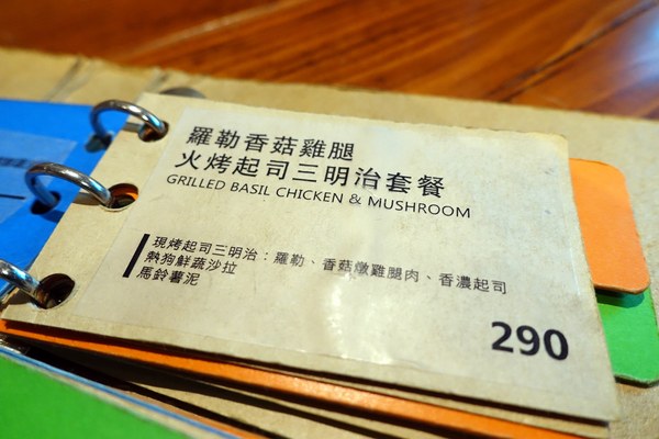 特有種商行：(胖樺食記)捷運忠孝新生站推薦咖啡廳「特有種商行Realguts」，文青風格電影雜貨店品嘗叉燒飯/不收一成/WIFI/不限時