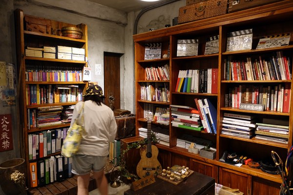 特有種商行：(胖樺食記)捷運忠孝新生站推薦咖啡廳「特有種商行Realguts」，文青風格電影雜貨店品嘗叉燒飯/不收一成/WIFI/不限時