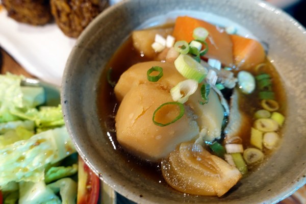 特有種商行：(胖樺食記)捷運忠孝新生站推薦咖啡廳「特有種商行Realguts」，文青風格電影雜貨店品嘗叉燒飯/不收一成/WIFI/不限時