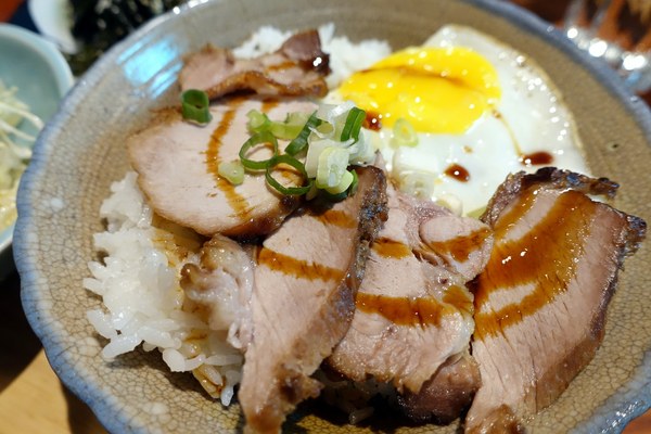 特有種商行：(胖樺食記)捷運忠孝新生站推薦咖啡廳「特有種商行Realguts」，文青風格電影雜貨店品嘗叉燒飯/不收一成/WIFI/不限時