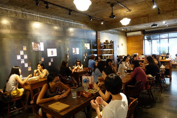 特有種商行：(胖樺食記)捷運忠孝新生站推薦咖啡廳「特有種商行Realguts」，文青風格電影雜貨店品嘗叉燒飯/不收一成/WIFI/不限時