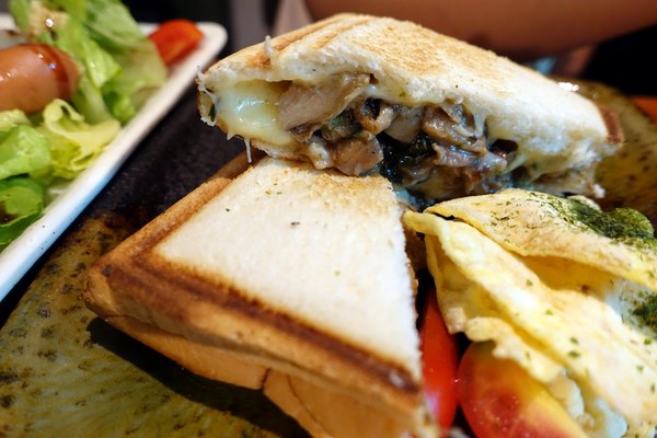 特有種商行：(胖樺食記)捷運忠孝新生站推薦咖啡廳「特有種商行Realguts」，文青風格電影雜貨店品嘗叉燒飯/不收一成/WIFI/不限時