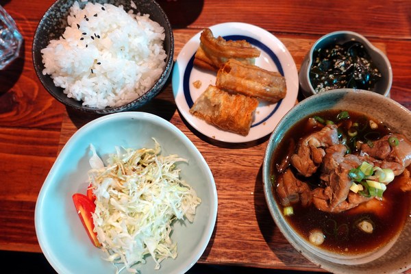 特有種商行：(胖樺食記)捷運忠孝新生站推薦咖啡廳「特有種商行Realguts」，文青風格電影雜貨店品嘗叉燒飯/不收一成/WIFI/不限時