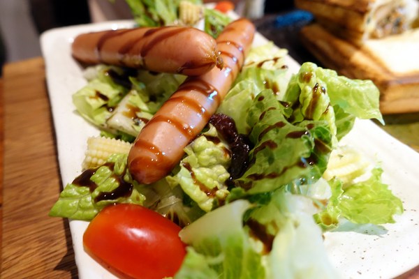 特有種商行：(胖樺食記)捷運忠孝新生站推薦咖啡廳「特有種商行Realguts」，文青風格電影雜貨店品嘗叉燒飯/不收一成/WIFI/不限時