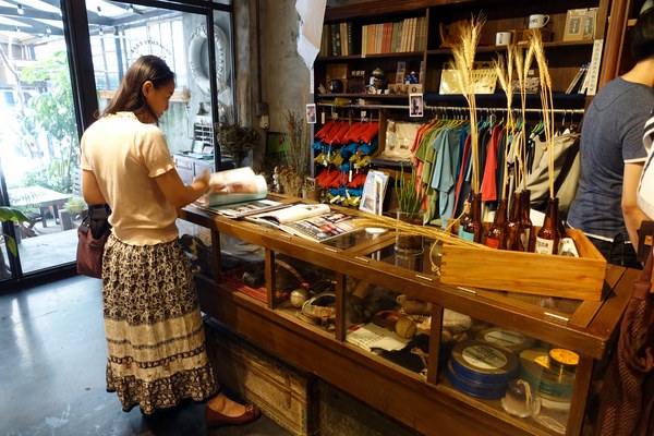 特有種商行：(胖樺食記)捷運忠孝新生站推薦咖啡廳「特有種商行Realguts」，文青風格電影雜貨店品嘗叉燒飯/不收一成/WIFI/不限時