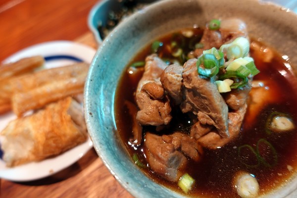 特有種商行：(胖樺食記)捷運忠孝新生站推薦咖啡廳「特有種商行Realguts」，文青風格電影雜貨店品嘗叉燒飯/不收一成/WIFI/不限時