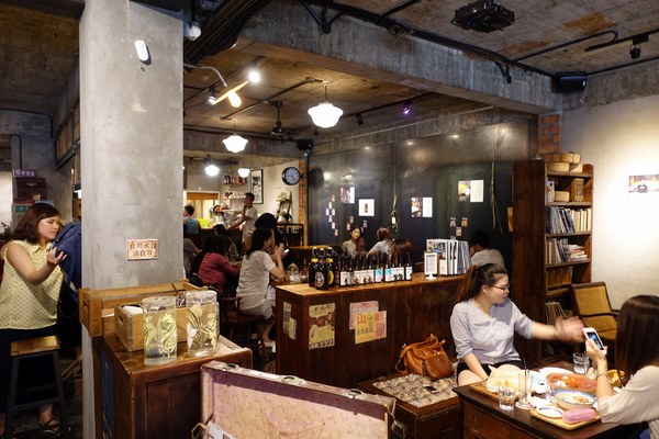 特有種商行：(胖樺食記)捷運忠孝新生站推薦咖啡廳「特有種商行Realguts」，文青風格電影雜貨店品嘗叉燒飯/不收一成/WIFI/不限時