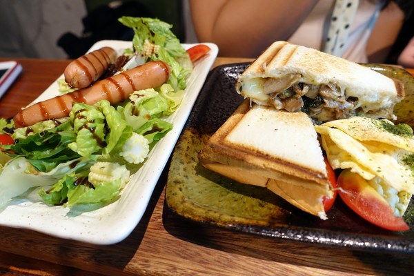 特有種商行：(胖樺食記)捷運忠孝新生站推薦咖啡廳「特有種商行Realguts」，文青風格電影雜貨店品嘗叉燒飯/不收一成/WIFI/不限時