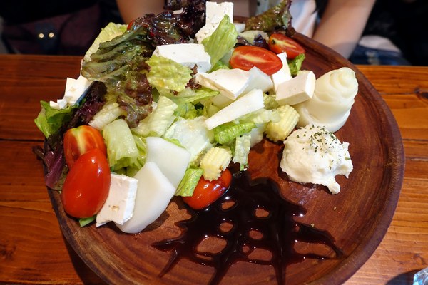 特有種商行：(胖樺食記)捷運忠孝新生站推薦咖啡廳「特有種商行Realguts」，文青風格電影雜貨店品嘗叉燒飯/不收一成/WIFI/不限時