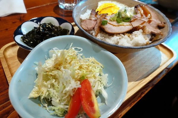 特有種商行：(胖樺食記)捷運忠孝新生站推薦咖啡廳「特有種商行Realguts」，文青風格電影雜貨店品嘗叉燒飯/不收一成/WIFI/不限時