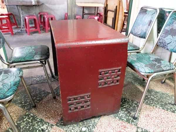 雪晶冰菓室：【美食特搜。屏東市】雪晶冰菓室。阿嬤ㄟ香Q冷凍芋 一甲子懷舊老冰菓室 屏東夜市美食篇