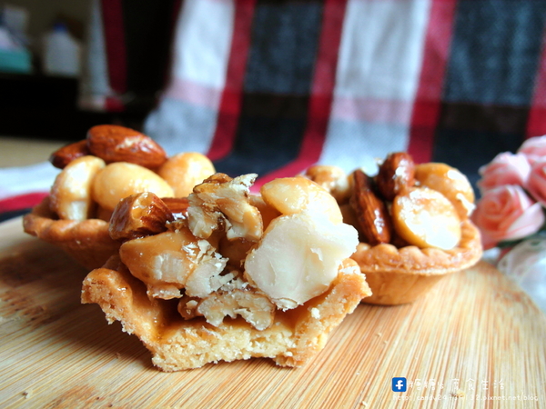 一點甜手作烘培:〖宅配│美食〗一點甜 ❤ 豆塔 喜餅專賣~夏威夷豆塔,料多味美,口感香脆,還有可愛包中餅,讓你吃了步步高升、好運旺旺來!!