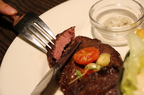 瓦法奇朵Waffogato(敦南店)： W.瓦法奇朵99元的牛排牛肉麵Q沒看錯也沒聽錯....就是牛排做的牛肉麵!