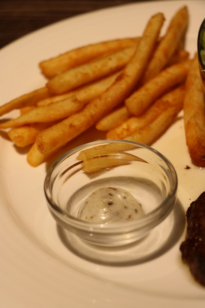 瓦法奇朵Waffogato(敦南店)： W.瓦法奇朵99元的牛排牛肉麵Q沒看錯也沒聽錯....就是牛排做的牛肉麵!