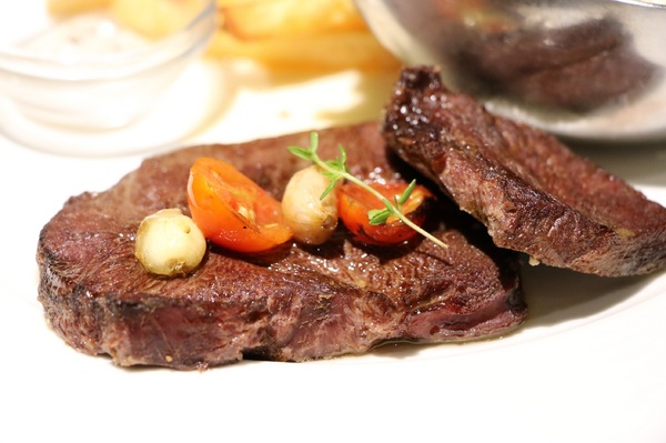 瓦法奇朵Waffogato(敦南店)： W.瓦法奇朵99元的牛排牛肉麵Q沒看錯也沒聽錯....就是牛排做的牛肉麵!