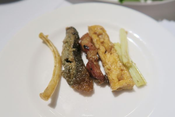 中原客棧：[試吃]台北 捷運南京三民站 中原客棧~炸皮蛋X臭豆腐X客家小炒之武俠菜