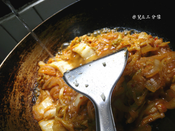 龍師父黃金泡菜坊：[宅配] 龍師傅黃金泡菜坊  一起來使用黃金泡菜座一到簡單美味的料理吧!