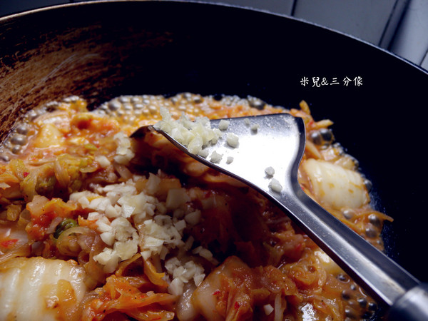 龍師父黃金泡菜坊：[宅配] 龍師傅黃金泡菜坊  一起來使用黃金泡菜座一到簡單美味的料理吧!