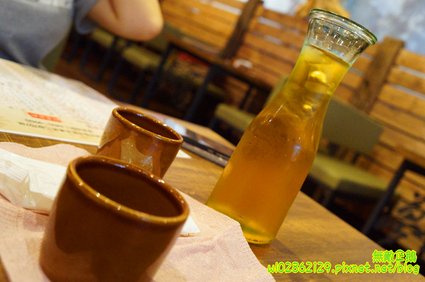 夢東籬(永華店):【台南-安平區】賞花x古蹟...我在賞花吃飯中...免費喝酸梅汁+沙拉+麻油麵線..打卡送薯條..《夢東籬(永華店)》