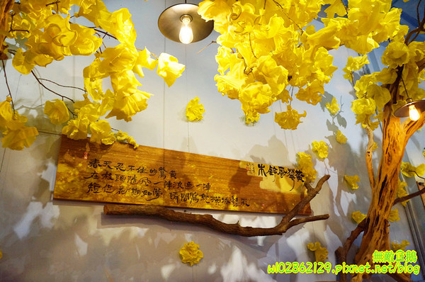 夢東籬(永華店):【台南-安平區】賞花x古蹟...我在賞花吃飯中...免費喝酸梅汁+沙拉+麻油麵線..打卡送薯條..《夢東籬(永華店)》