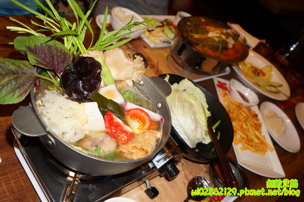 夢東籬(永華店):【台南-安平區】賞花x古蹟...我在賞花吃飯中...免費喝酸梅汁+沙拉+麻油麵線..打卡送薯條..《夢東籬(永華店)》