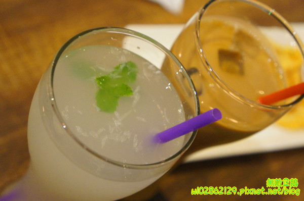 夢東籬(永華店):【台南-安平區】賞花x古蹟...我在賞花吃飯中...免費喝酸梅汁+沙拉+麻油麵線..打卡送薯條..《夢東籬(永華店)》