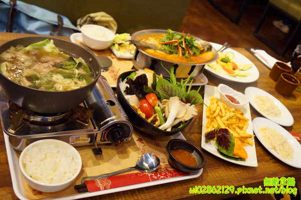 夢東籬(永華店):【台南-安平區】賞花x古蹟...我在賞花吃飯中...免費喝酸梅汁+沙拉+麻油麵線..打卡送薯條..《夢東籬(永華店)》