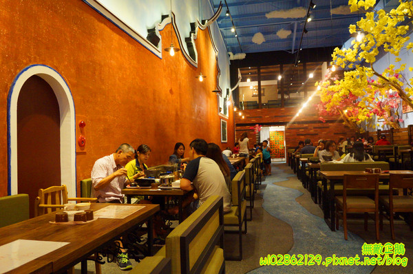 夢東籬(永華店):【台南-安平區】賞花x古蹟...我在賞花吃飯中...免費喝酸梅汁+沙拉+麻油麵線..打卡送薯條..《夢東籬(永華店)》