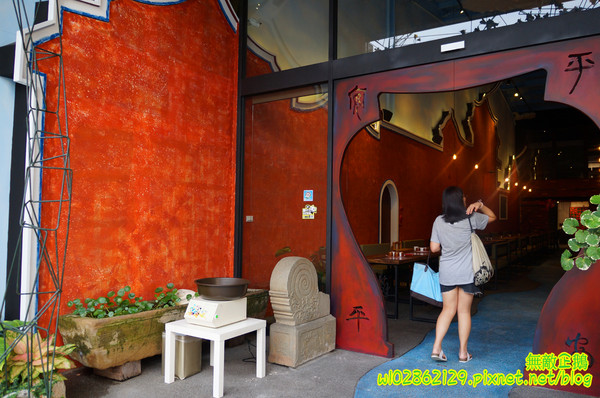 夢東籬(永華店):【台南-安平區】賞花x古蹟...我在賞花吃飯中...免費喝酸梅汁+沙拉+麻油麵線..打卡送薯條..《夢東籬(永華店)》