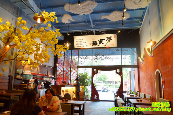 夢東籬(永華店):【台南-安平區】賞花x古蹟...我在賞花吃飯中...免費喝酸梅汁+沙拉+麻油麵線..打卡送薯條..《夢東籬(永華店)》