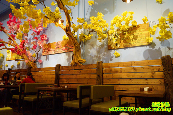 夢東籬(永華店):【台南-安平區】賞花x古蹟...我在賞花吃飯中...免費喝酸梅汁+沙拉+麻油麵線..打卡送薯條..《夢東籬(永華店)》