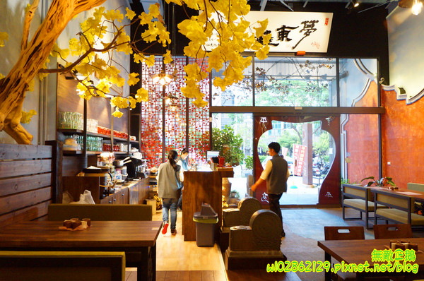 夢東籬(永華店):【台南-安平區】賞花x古蹟...我在賞花吃飯中...免費喝酸梅汁+沙拉+麻油麵線..打卡送薯條..《夢東籬(永華店)》