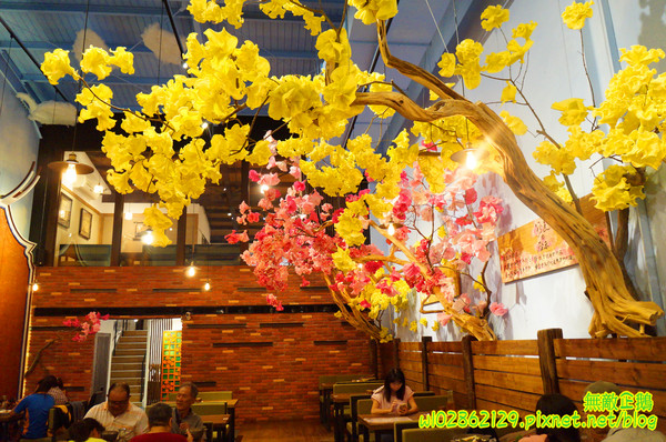 夢東籬(永華店):【台南-安平區】賞花x古蹟...我在賞花吃飯中...免費喝酸梅汁+沙拉+麻油麵線..打卡送薯條..《夢東籬(永華店)》