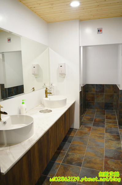 夢東籬(永華店):【台南-安平區】賞花x古蹟...我在賞花吃飯中...免費喝酸梅汁+沙拉+麻油麵線..打卡送薯條..《夢東籬(永華店)》