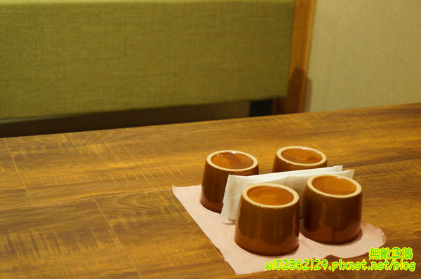 夢東籬(永華店):【台南-安平區】賞花x古蹟...我在賞花吃飯中...免費喝酸梅汁+沙拉+麻油麵線..打卡送薯條..《夢東籬(永華店)》