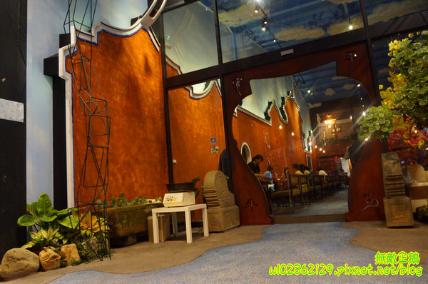 夢東籬(永華店):【台南-安平區】賞花x古蹟...我在賞花吃飯中...免費喝酸梅汁+沙拉+麻油麵線..打卡送薯條..《夢東籬(永華店)》