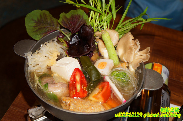 夢東籬(永華店):【台南-安平區】賞花x古蹟...我在賞花吃飯中...免費喝酸梅汁+沙拉+麻油麵線..打卡送薯條..《夢東籬(永華店)》