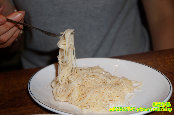 夢東籬(永華店):【台南-安平區】賞花x古蹟...我在賞花吃飯中...免費喝酸梅汁+沙拉+麻油麵線..打卡送薯條..《夢東籬(永華店)》
