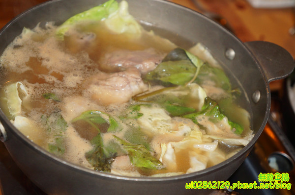 夢東籬(永華店):【台南-安平區】賞花x古蹟...我在賞花吃飯中...免費喝酸梅汁+沙拉+麻油麵線..打卡送薯條..《夢東籬(永華店)》