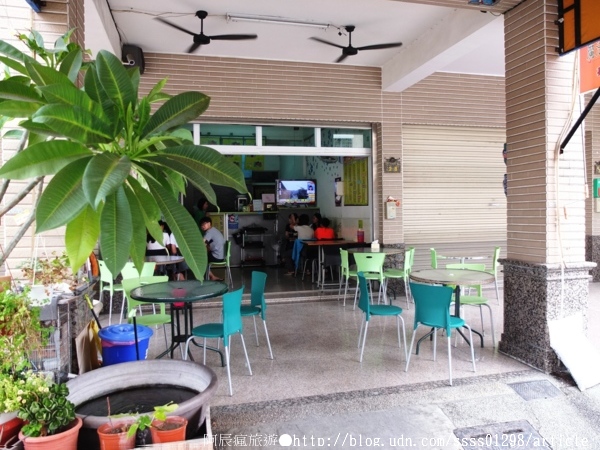 檸檬樹早餐坊：【美食特搜。屏東市】檸檬樹早餐坊。招牌燒肉蛋餅 熱門芝心蛋餅 牽絲無極限 人氣排行必吃早點