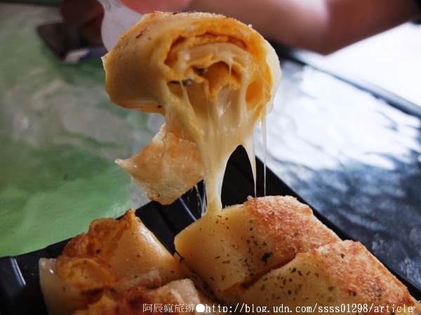 檸檬樹早餐坊：【美食特搜。屏東市】檸檬樹早餐坊。招牌燒肉蛋餅 熱門芝心蛋餅 牽絲無極限 人氣排行必吃早點