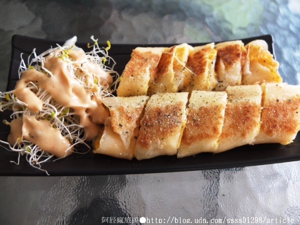 檸檬樹早餐坊：【美食特搜。屏東市】檸檬樹早餐坊。招牌燒肉蛋餅 熱門芝心蛋餅 牽絲無極限 人氣排行必吃早點