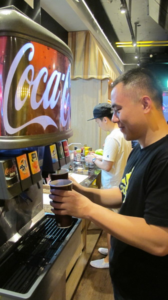 Burger Ray：(食記)台北忠孝東路Burger Ray個性漢堡每個都美味有特色。心臟病堡咬下肉汁橫溢配料奢華。