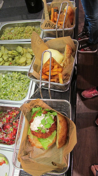 Burger Ray：(食記)台北忠孝東路Burger Ray個性漢堡每個都美味有特色。心臟病堡咬下肉汁橫溢配料奢華。