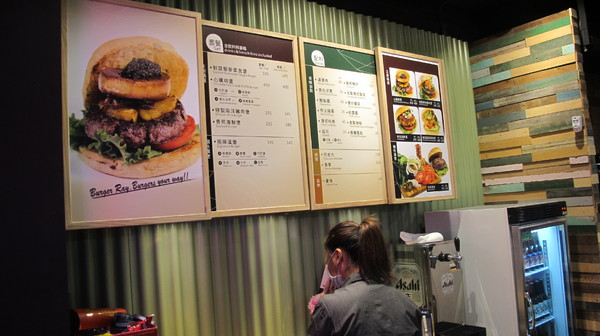 Burger Ray：(食記)台北忠孝東路Burger Ray個性漢堡每個都美味有特色。心臟病堡咬下肉汁橫溢配料奢華。