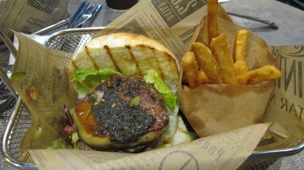 Burger Ray：(食記)台北忠孝東路Burger Ray個性漢堡每個都美味有特色。心臟病堡咬下肉汁橫溢配料奢華。